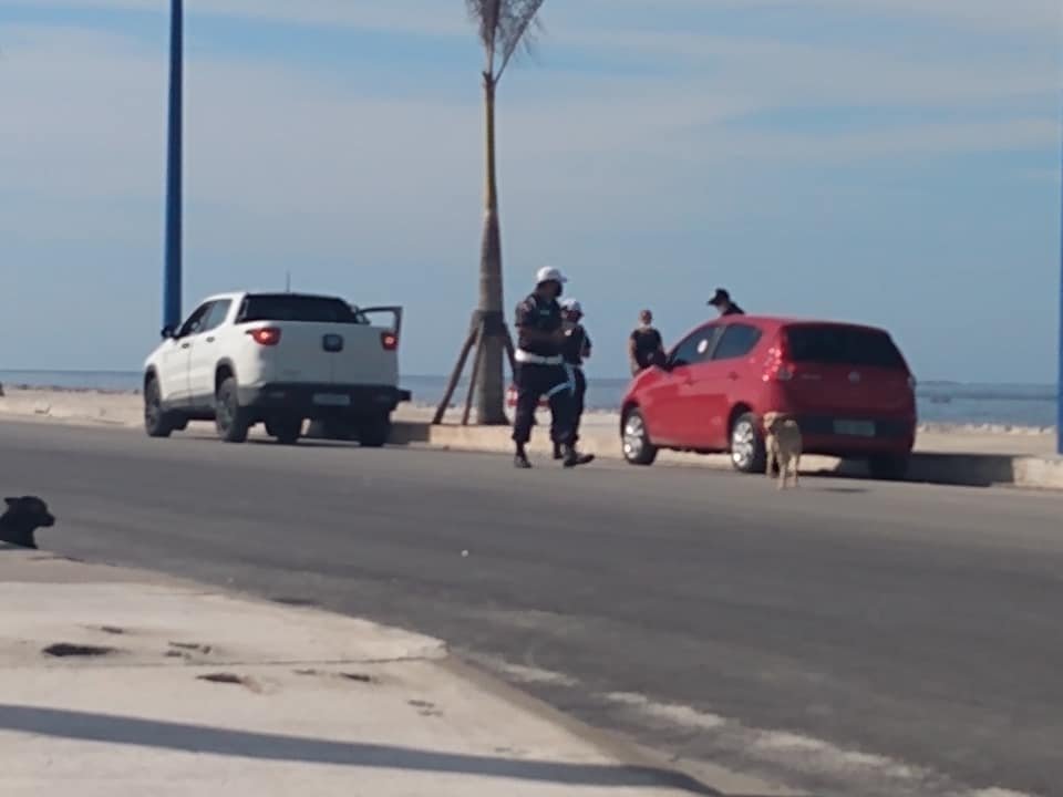 Guardas Municipais multam carros estacionados na orla de Itaipuaçu 10 multa carro orla