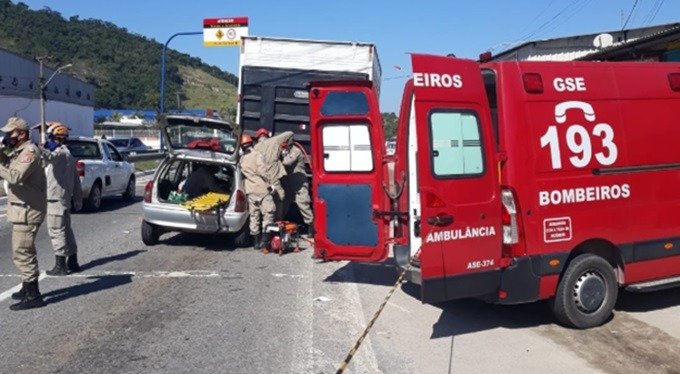 Acidente entre carro e caminhão causa congestionamento na RJ-106 9 acidente tuba rj 106
