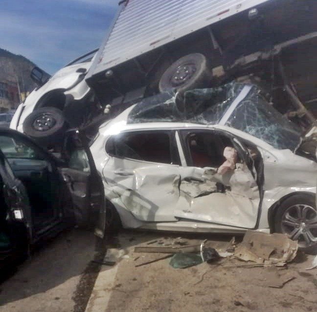 Grave acidente interdita RJ-106 em Inoã (Vídeo) 7 grave acidente rj 1065