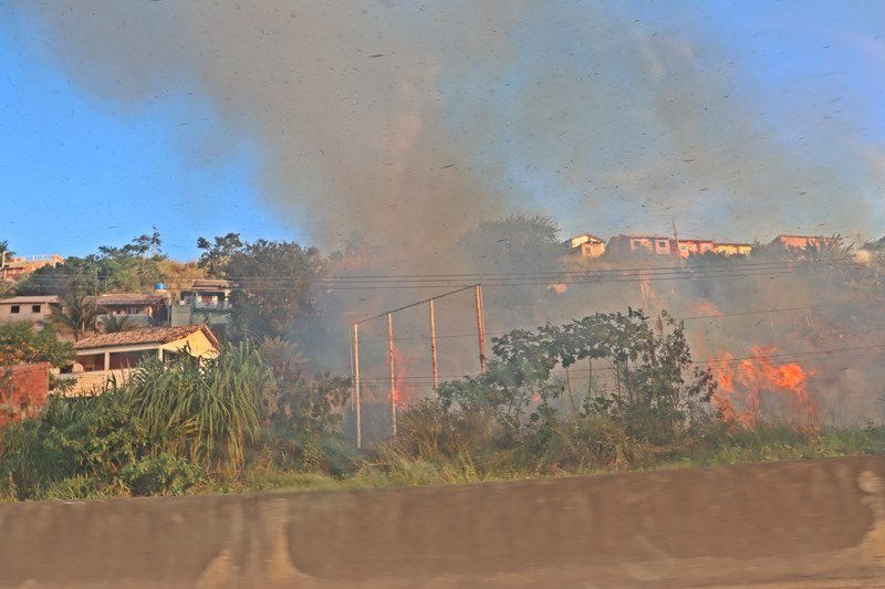 Em Maricá, incêndios às margens da RJ-106 colocam motoristas em risco 9 IMG 0259
