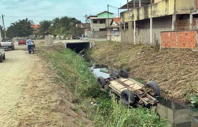 Veículo cai em canal em bairro de Maricá 7 canal carro