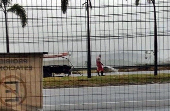 Maricá: Funcionário é flagrado regando a grama na chuva 4 desperdicio