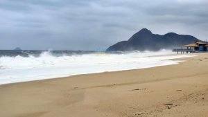 Forte ressaca atinge o litoral de Maricá (RJ) 10 ressaca marica itaipuaci