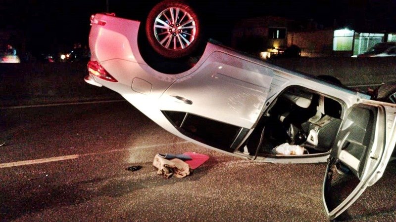 Maricá: Carro capota na RJ-106 e uma pessoa fica ferida 9 capotamento carro