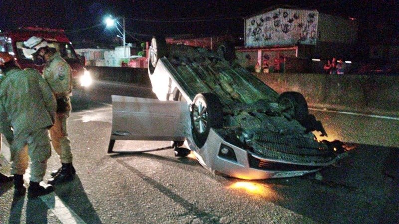 Maricá: Carro capota na RJ-106 e uma pessoa fica ferida 8 carro capotamento