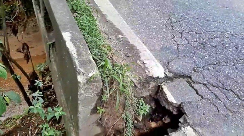Risco iminente de queda de cabeceira de ponte na RJ-106 6 ponte rachada rj106