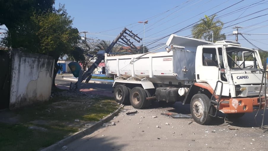 Caminhão perde o freio e causa acidente em Maricá 10 acidente caminhao
