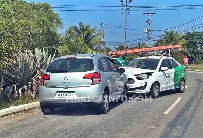 Dois carros colidem de frente na região litorânea de Maricá 9 acidente leste