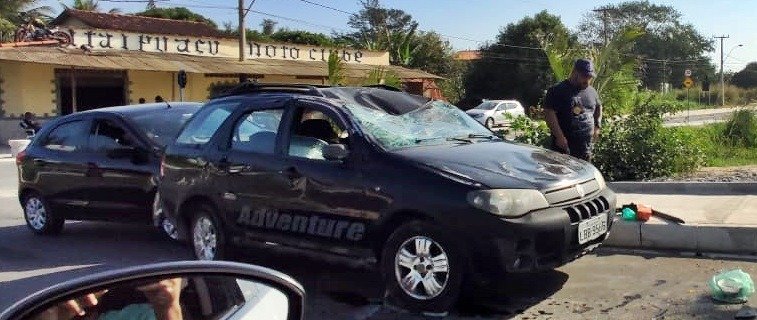Itaipuaçu: Carro capota em acidente no Jardim Atlântico 11 acidente ponte 83 jardim atlantic0