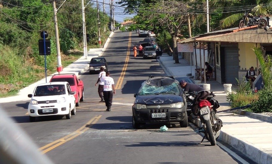Itaipuaçu: Carro capota em acidente no Jardim Atlântico 10 acidente ponte 83 jardim atlantici