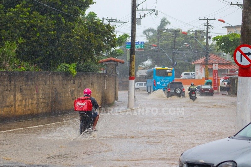 Maricá: Forte chuva alaga ruas e causa transtorno no Centro (vídeo) 8 alagamento chuva
