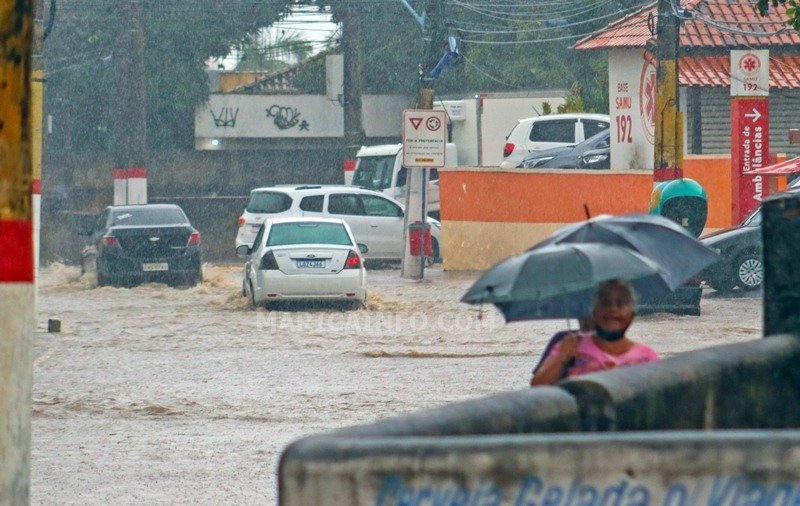 Maricá: Forte chuva alaga ruas e causa transtorno no Centro (vídeo) 9 alamengo esquina hospital