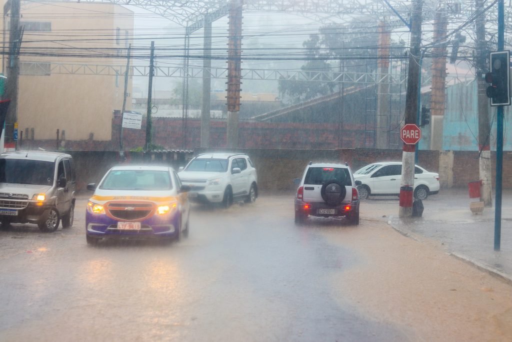 Maricá: Forte chuva alaga ruas e causa transtorno no Centro (vídeo) 10 ari spindola com roberto silveir