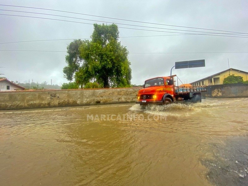 Maricá: Forte chuva alaga ruas e causa transtorno no Centro (vídeo) 11 caminhao