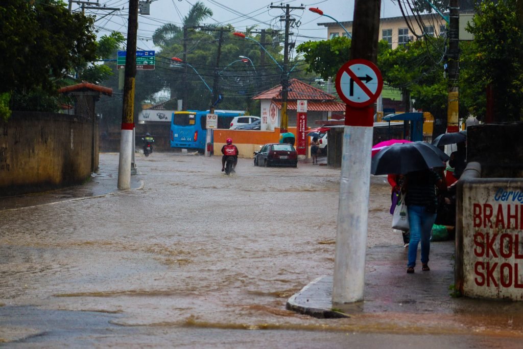 Maricá: Forte chuva alaga ruas e causa transtorno no Centro (vídeo) 12 climaco pereira