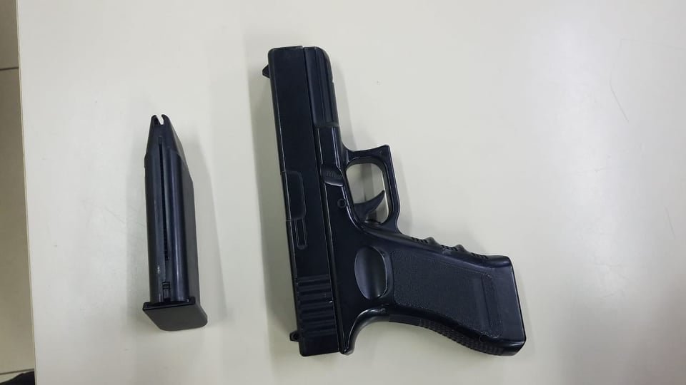 Homem é detido com réplica de pistola no Centro de Maricá 9 pistola replica
