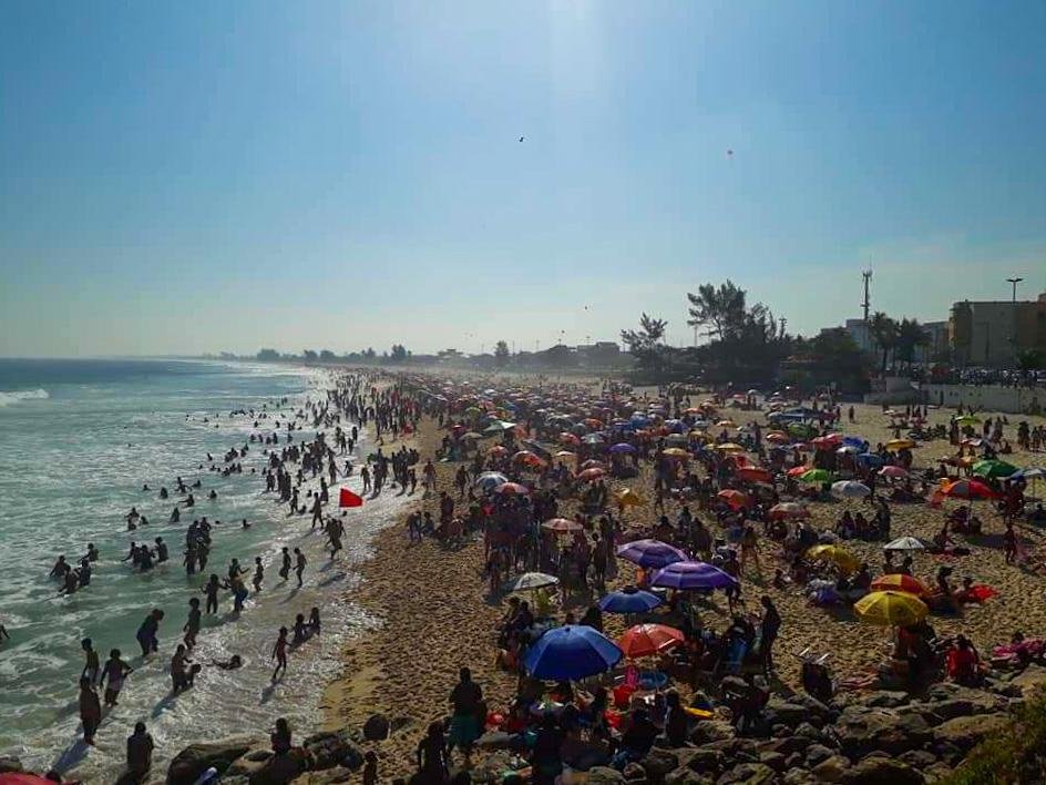 Feriadão de praias lotadas e barreiras ineficientes em Maricá (RJ) 5 praia lotada ponta negra