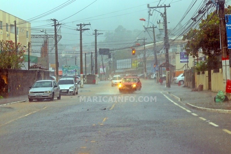 Maricá: Forte chuva alaga ruas e causa transtorno no Centro (vídeo) 14 roberto silveira