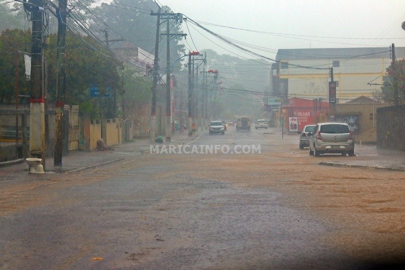 Maricá: Forte chuva alaga ruas e causa transtorno no Centro (vídeo) 15 roberto silveira2