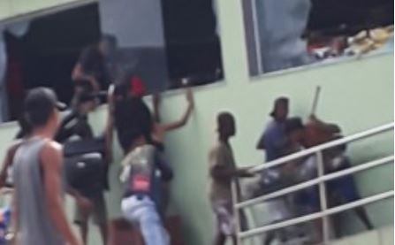 Supermercado é invadido e saqueado por criminosos em São Gonçalo 8 supermercado saqueado SG