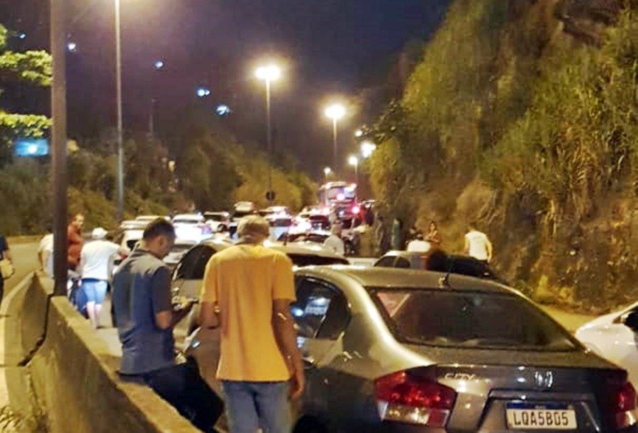 Niterói: Protesto na altura do Caramujo causa congestionamento (vídeo) 7 WhatsApp Image 2020 10 08 at 19.24.12
