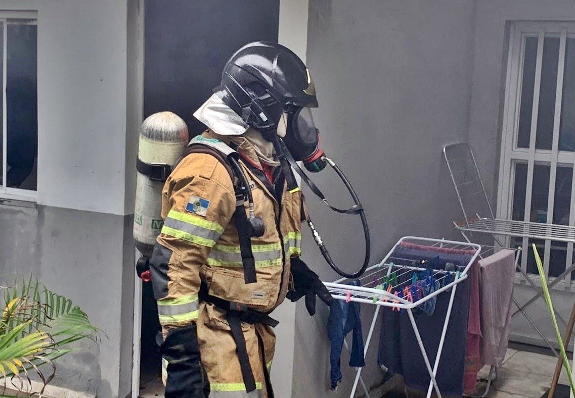 Família perde tudo em incêndio em bairro de Maricá 8 bombeiro1