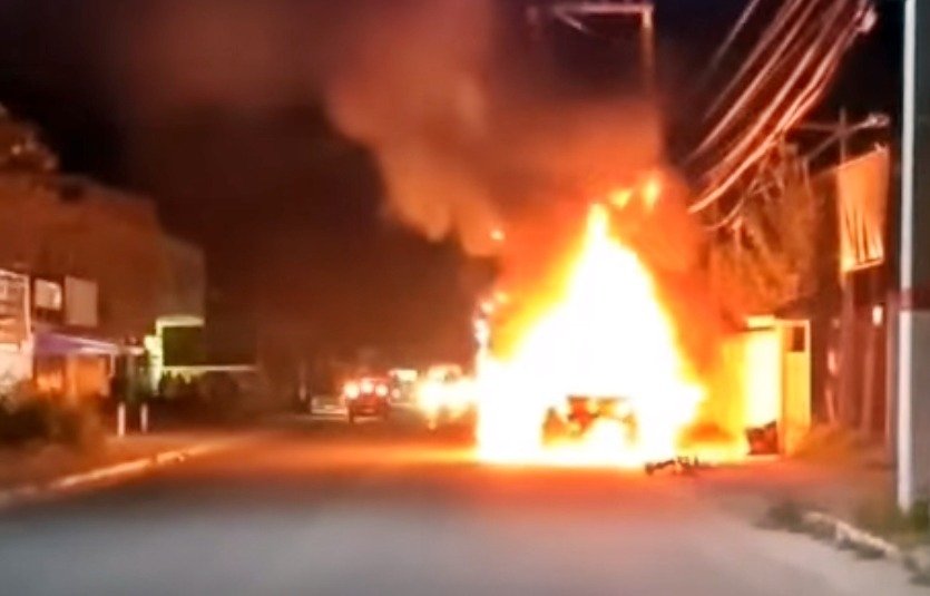 Itaipuaçu: Carro fica destruído após incêndio 7 carro fogo itaipuacu