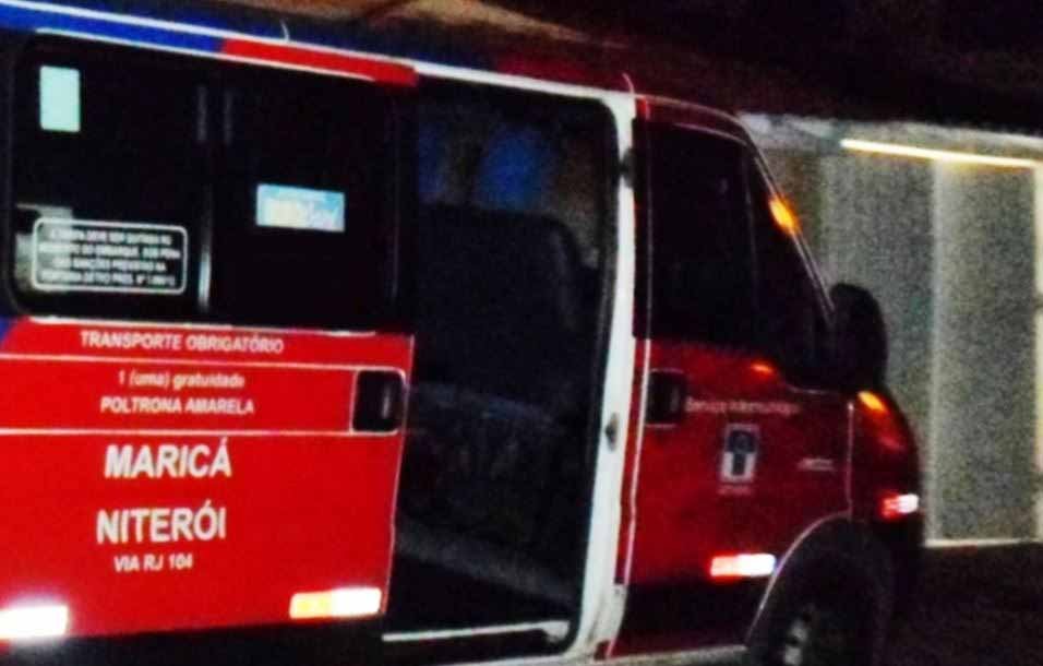 Maricá: Passageiros são assaltados por criminosos armados dentro de van 8 van assalto1
