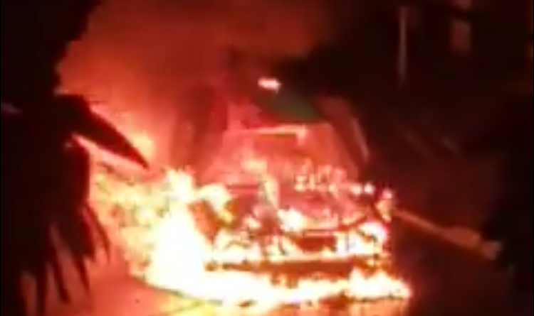Veículo pega fogo e explode na região central de Maricá 11 carro fogo caju