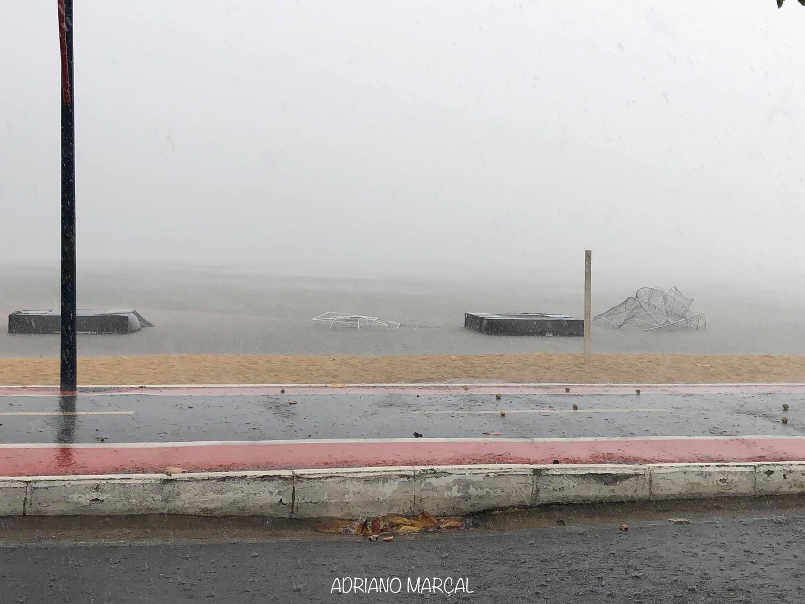 Maricá: Forte chuva com vento destrói parte da decoração do Natal Iluminado em Araçatiba 7 aracatiba decoracao chuva foto adriano marcal