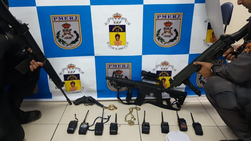 Polícia apreende drogas e armas em comunidade de Maricá 1 armas sao jose