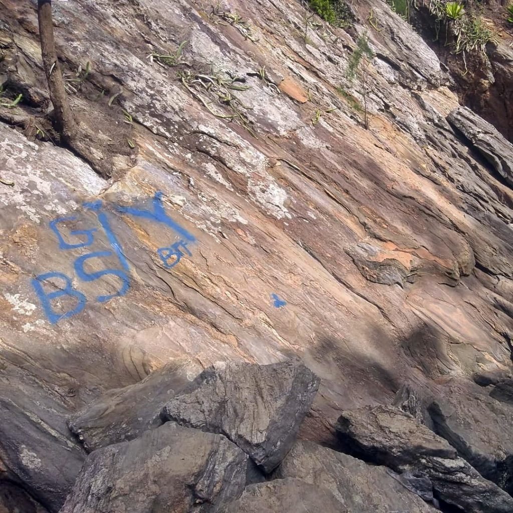 Maricá: Vândalos voltam a pichar pedras em Ponta Negra 10 pichacao ponta negra 1