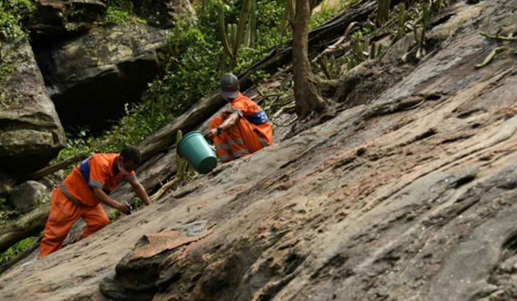 Somar volta a limpar pichações deixadas em Ponta Negra 9 somar remove pichacao