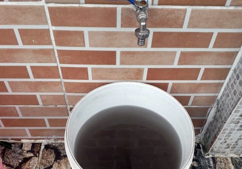 Itaipuaçu: Moradora denuncia água preta fornecida pela Cedae 7 agua preta cedae itaipuacu