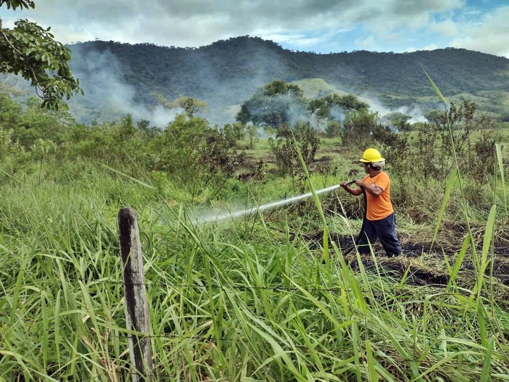 Maricá: Defesa Civil combate princípio de incêndio em vegetação às margens da RJ-106 10 defesa civil incendio marica rj2