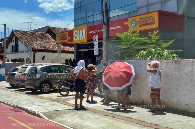 Maricá: Idosos aguardam no sol por atendimento no SIM 5 sim atendimento sol marica