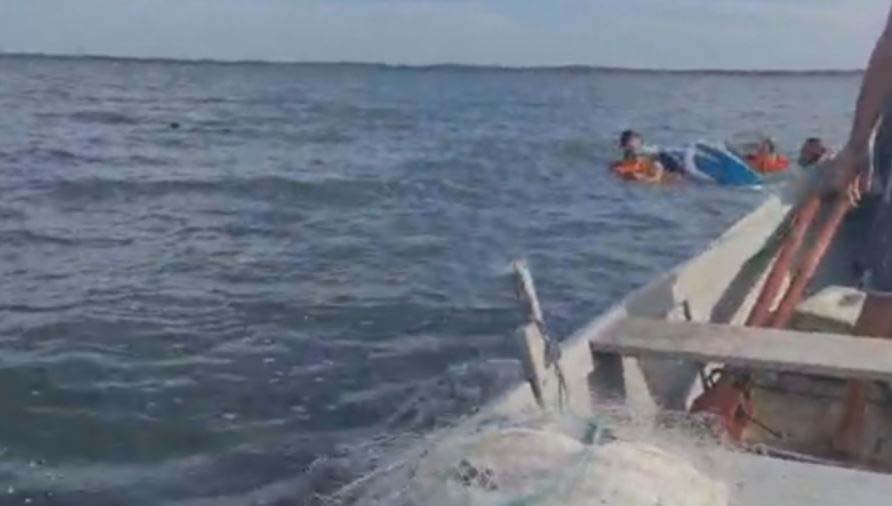 Sete pessoas são resgatadas por pescadores após naufrágio em Maricá 9 acidente lagoa1