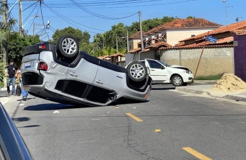 Itaipuaçu: Carro capota em acidente em cruzamento perigoso 7 carro capota itaipuacu