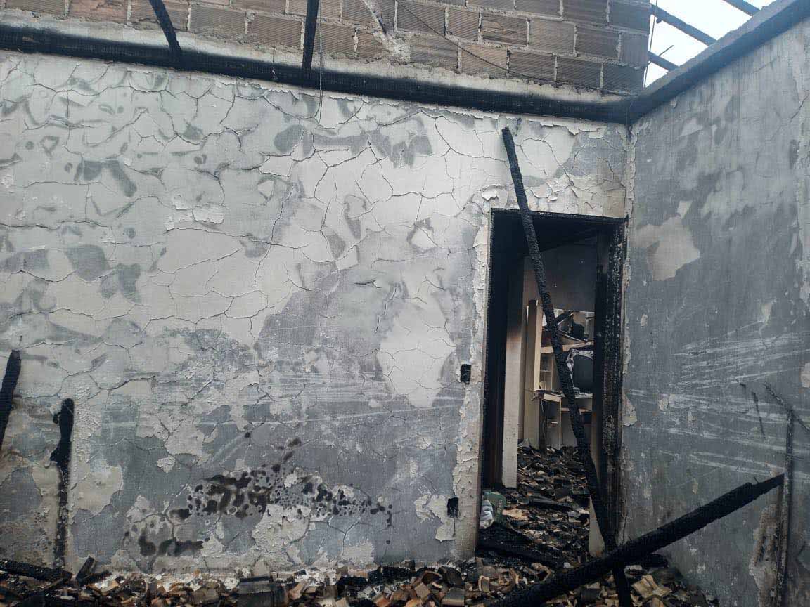 Itaipuaçu: Casas são furtadas e incendiadas em Itaocaia Valley 5 casa fogo1