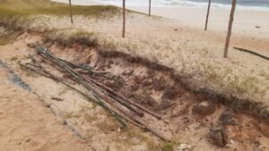 Maricá: Prefeitura desmonta estruturas irregulares na orla da Praia de Itaipuaçu 10 estrutura irregular