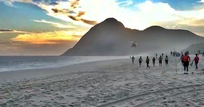 Bombeiros resgatam vítima de afogamento na praia de Itaipuaçu 7 itaipuacu mar resgate