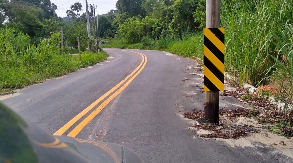 Postes no meio da rua colocam vida de moradores em perigo em bairro de Maricá (RJ) 9 poste estrada caju marica