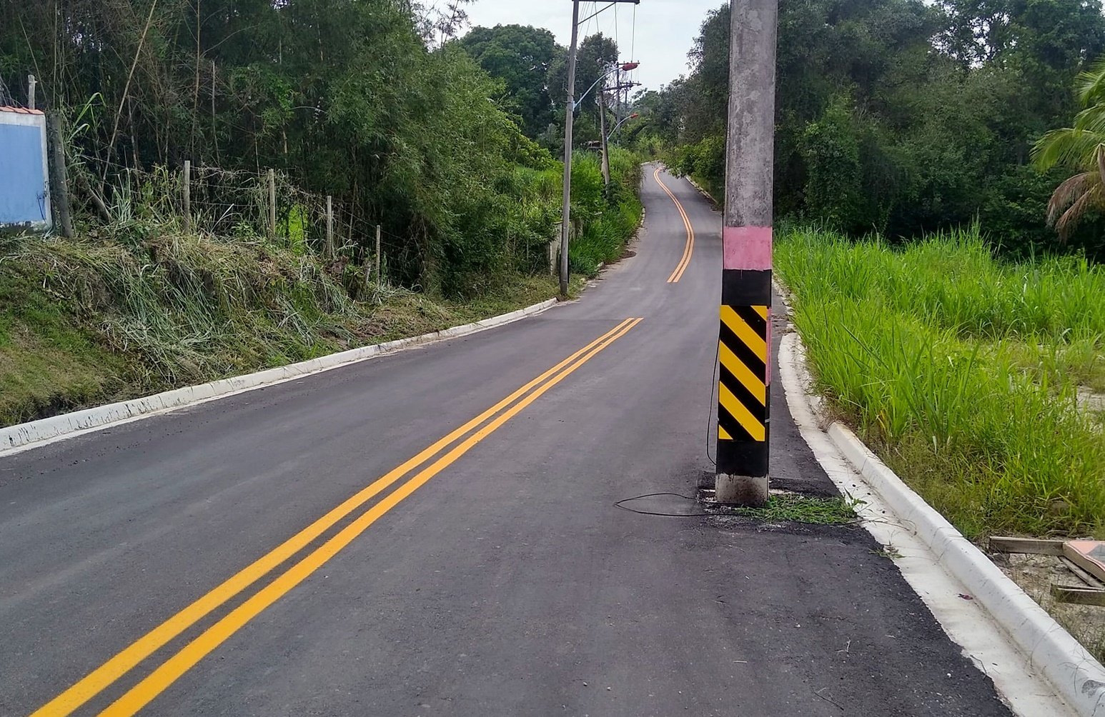 Postes no meio da rua colocam vida de moradores em perigo em bairro de Maricá (RJ) 8 poste estrada caju