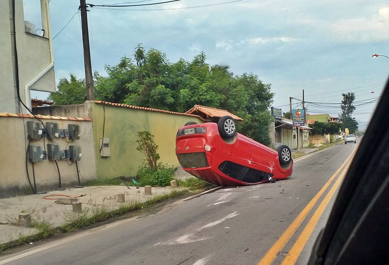 Motorista perde controle de veículo e causa acidente em Itaipuaçu 8 acidente rua 87