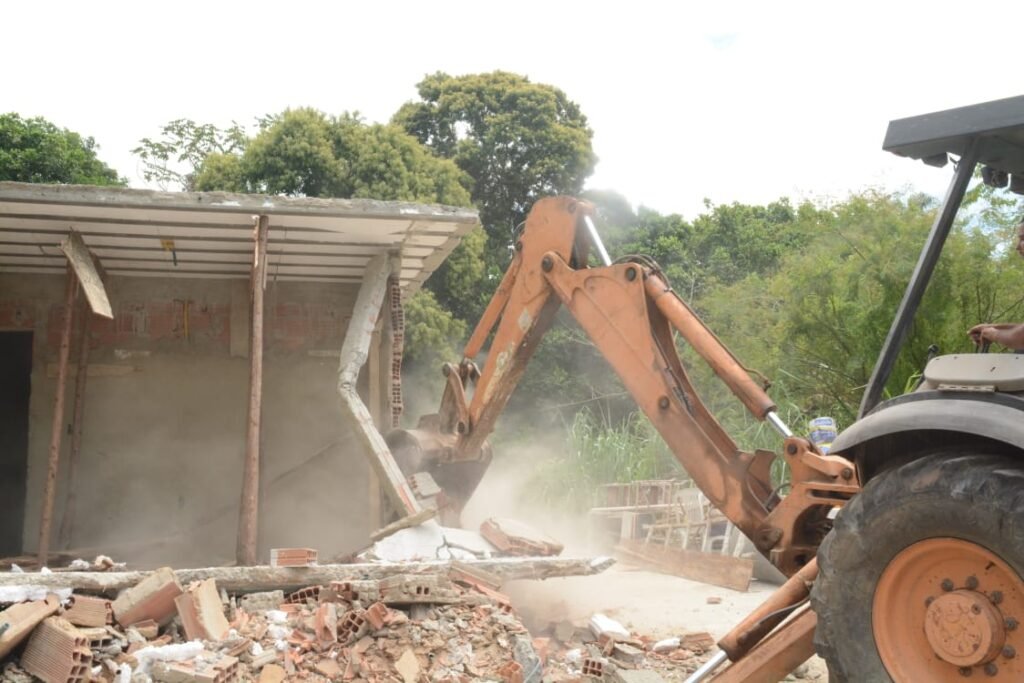 Maricá: Prefeitura derruba imóveis irregulares 11 casa demolina pn