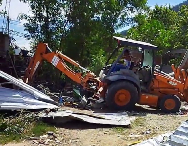 Confusão em ação de demolição de construções irregulares em Maricá 8 demoli constr marica