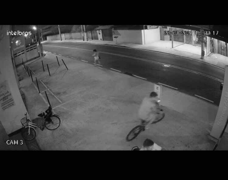 Homens são flagrados furtando bicicleta em Itaipuaçu 5 furto1