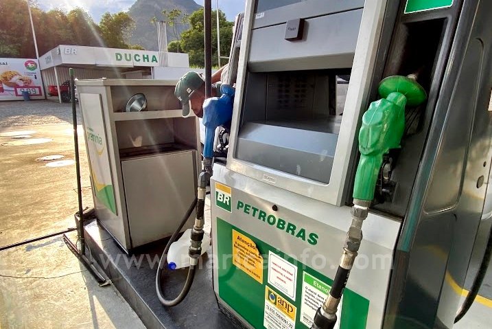 Petrobras anuncia aumento no preço da gasolina 7 posto combustivel abastecendo gasolina
