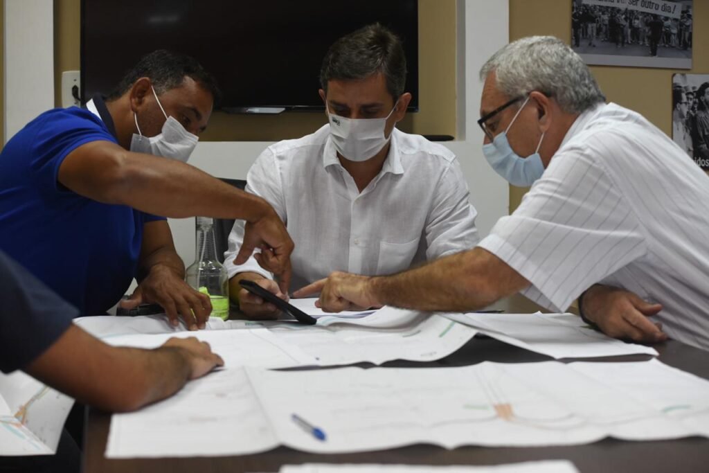 Maricá deve construir viaduto sobre a rodovia Amaral Peixoto (RJ-106) 10 prefeito fabiano horta com secretario de transportes e presidente da somar