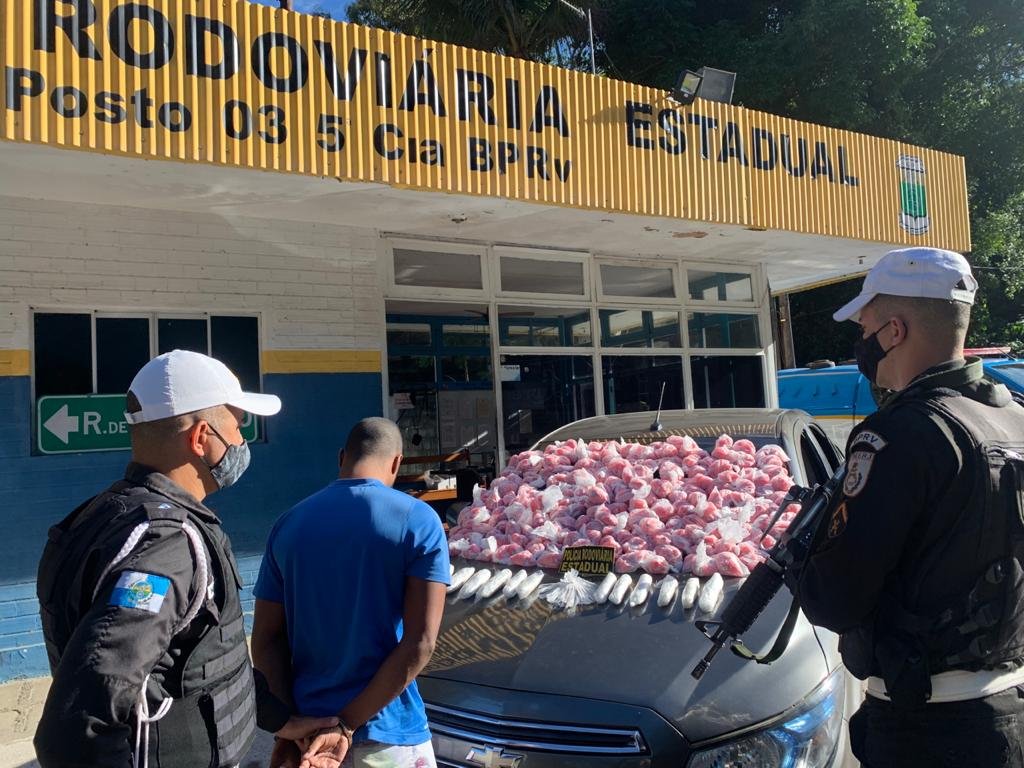 Polícia prende homem e apreende carga de drogas dentro de carro na RJ-106 10 drogas bprv